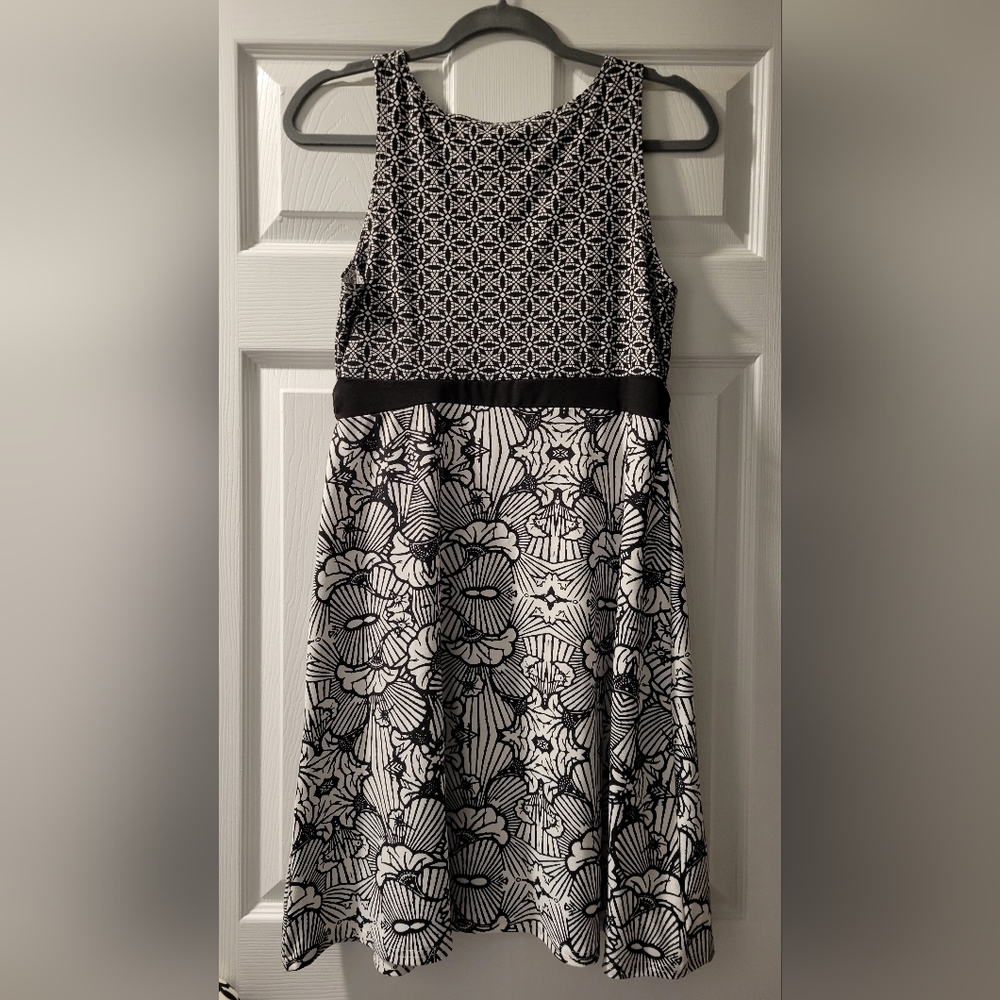 Black & White Sleeveless Lola Dress- Size M - Picture 2 of 9
